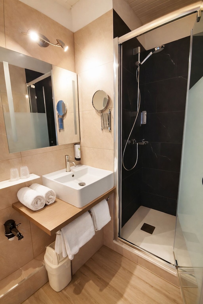 Logis Hotel Le Majestic 48/48