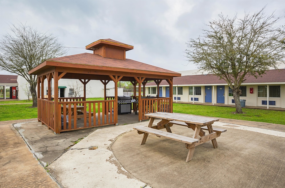 Motel6 Madisonville, TX image