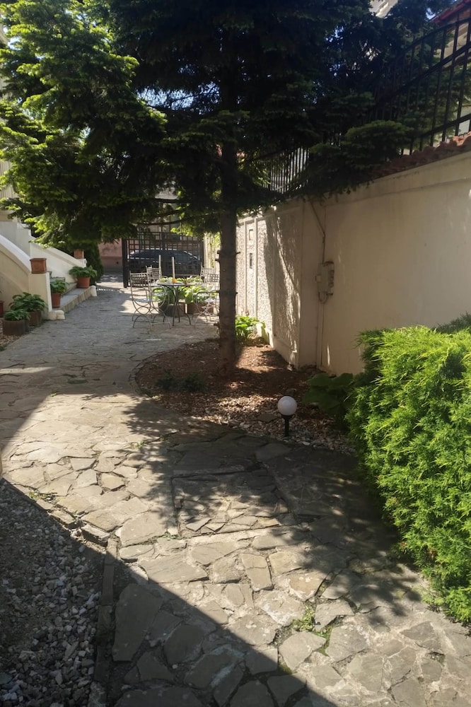 PRINCE RESIDENCE(FORMERLY VESUVIO PRICE RESIDENCE APARTHOTEL) 65/75
