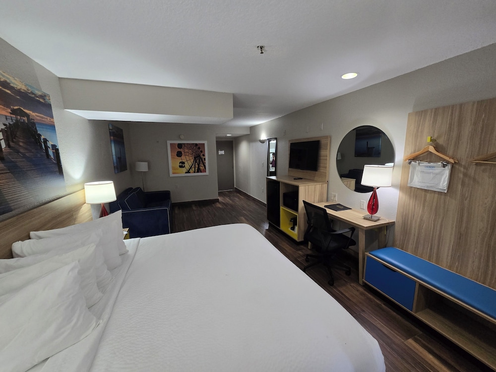 STUDIO, SUITE, KING BED