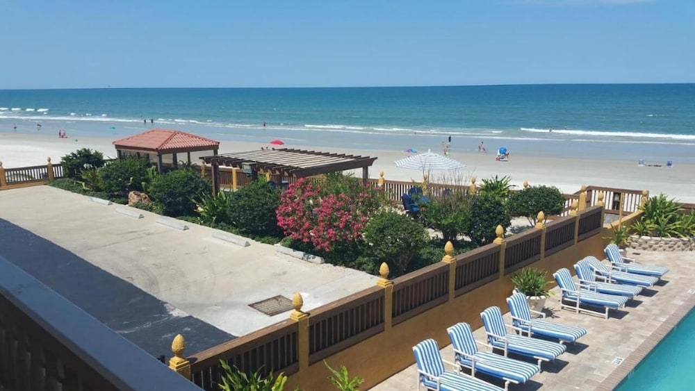 La Bella Oceanfront Inn 40/50