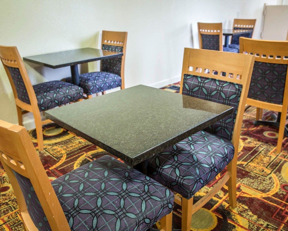Rodeway Inn and Suites Plymouth Hwy 64 33/55