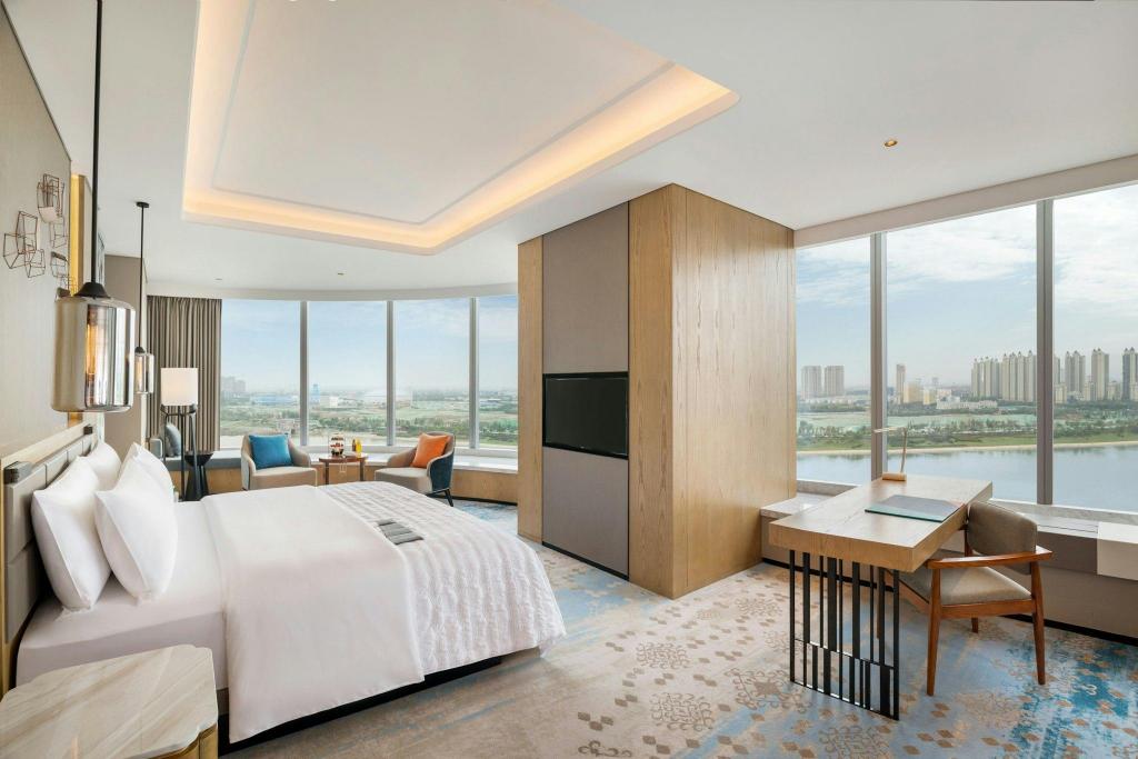 Club, Panorama, Guest Room, King Bed, City View, Club Lounge Access, Large, Corner