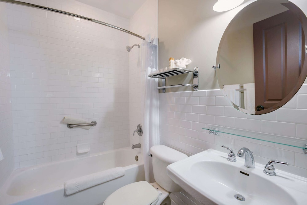 Water Street Hotel & Marina, an Ascend Collection Hotel 11/34