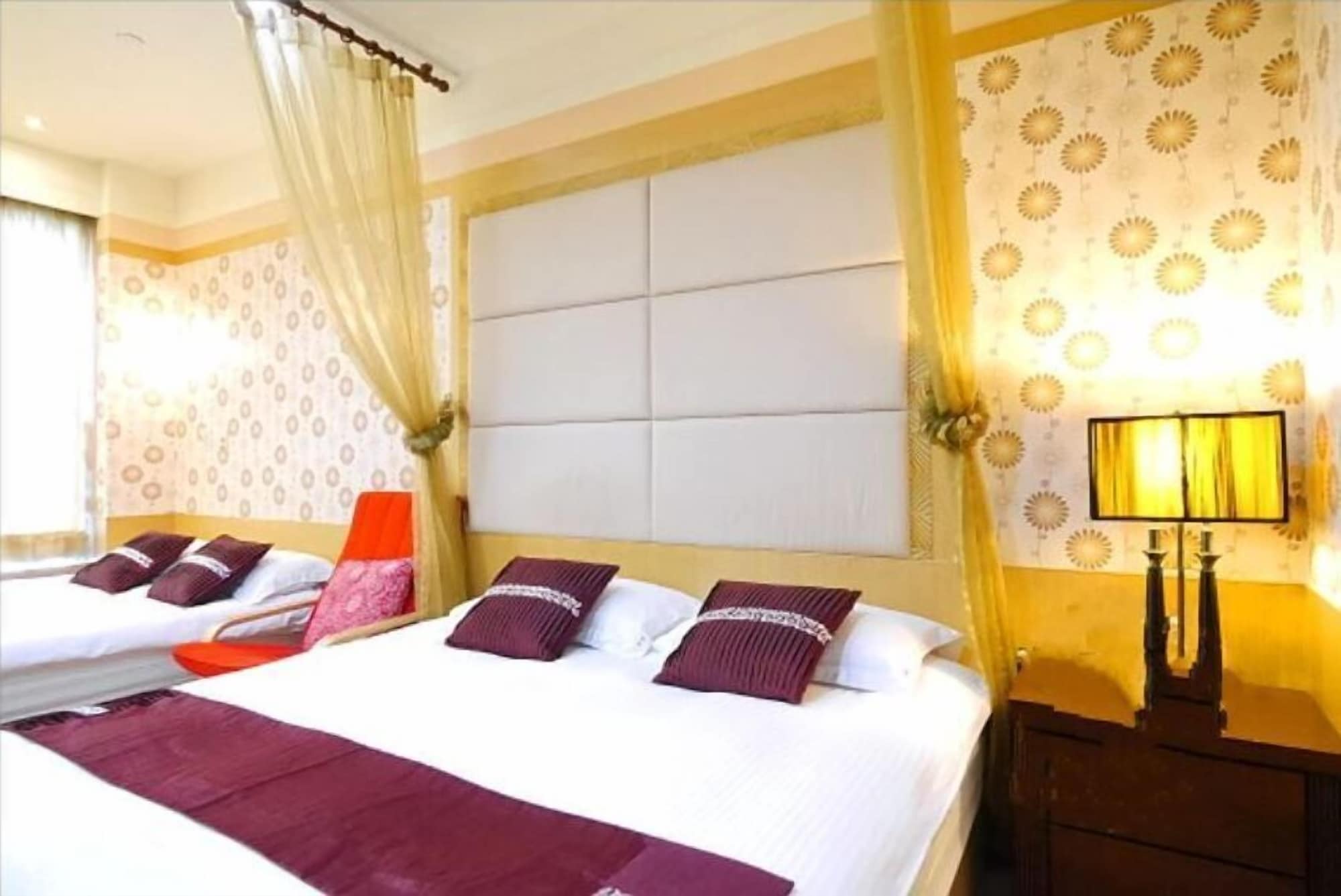 ROOM, QUADRUPLE