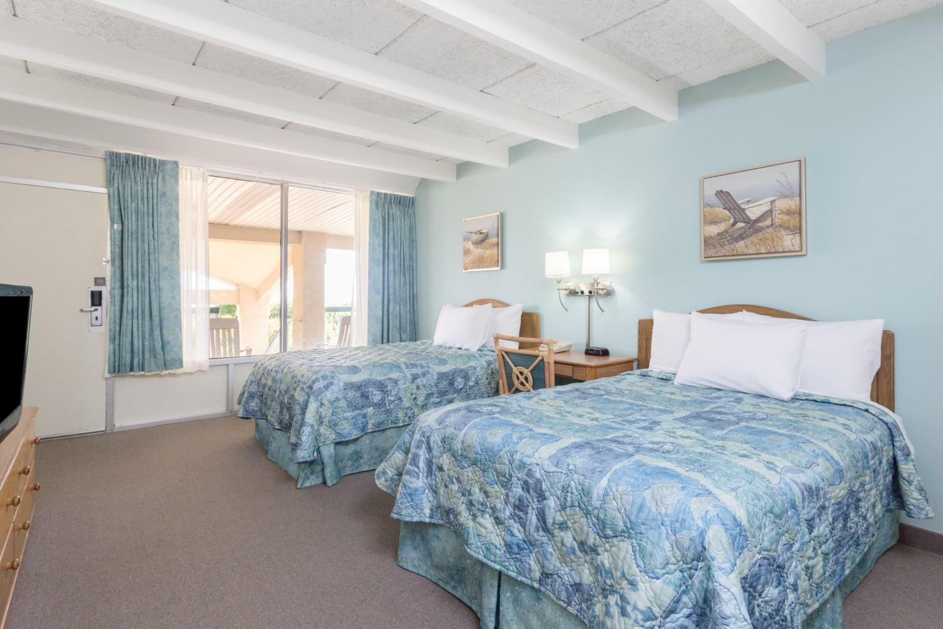 غرفة بسريرين مزدوجين بإطلالة جزئية على البحر، Days Inn & Suites By Wyndham Jekyll Island 3/10