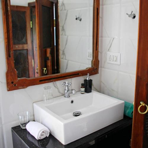DOUBLE SEA VIEW KING BED