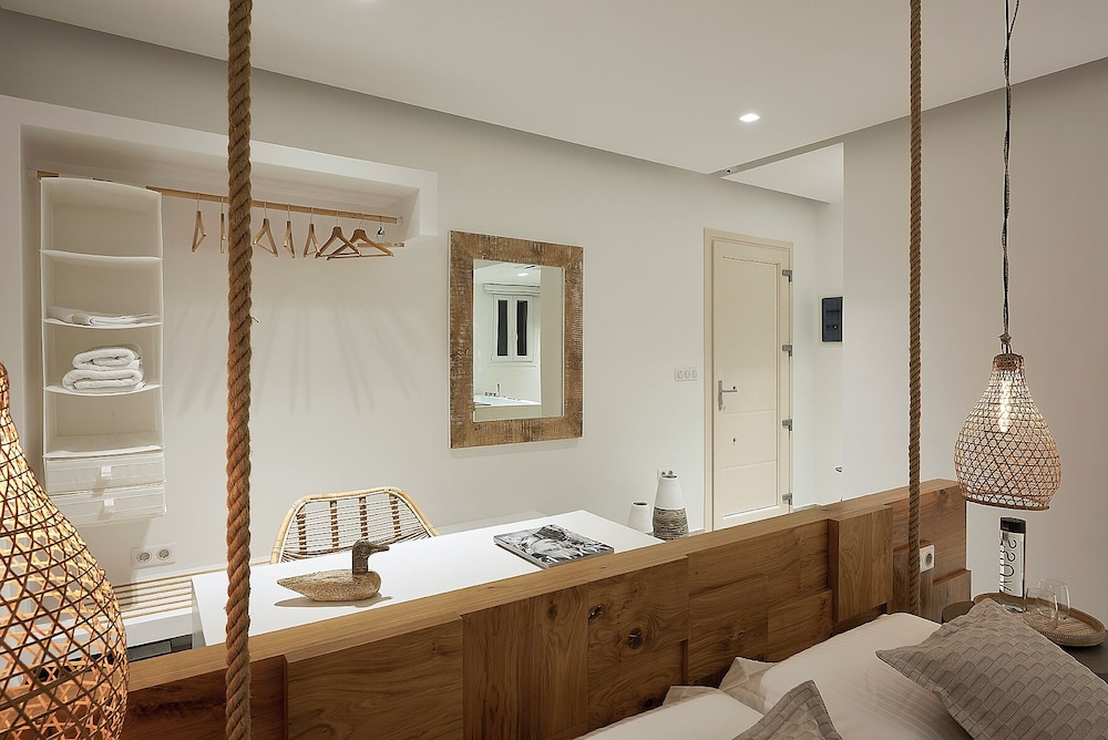 Nirome Luxury Suites 48/50