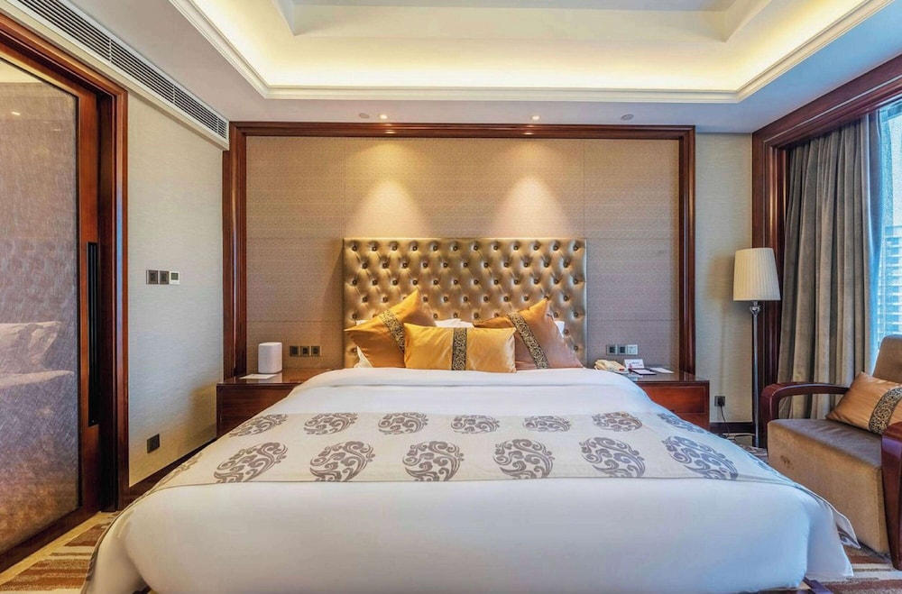 Elite, Suite, King Bed, City View