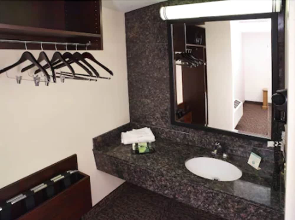 LivINN Hotel Minneapolis South / Burnsville 13/28