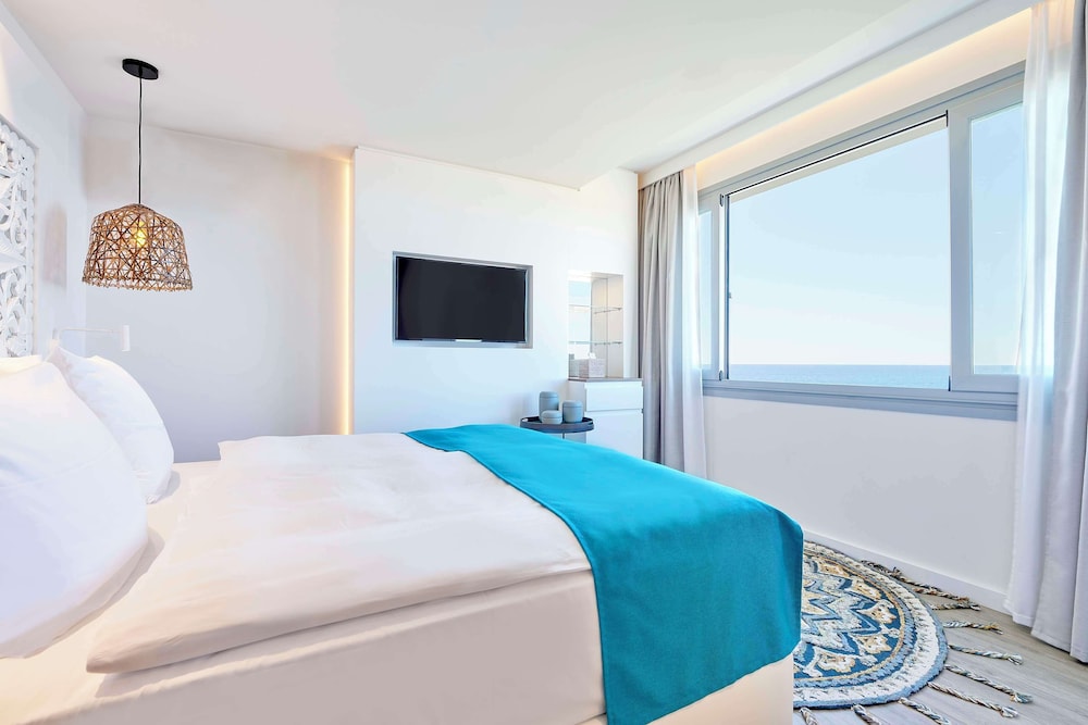 Duplex, Pool, Cliff, Deluxe, Suite, 3 King Beds, Sea View