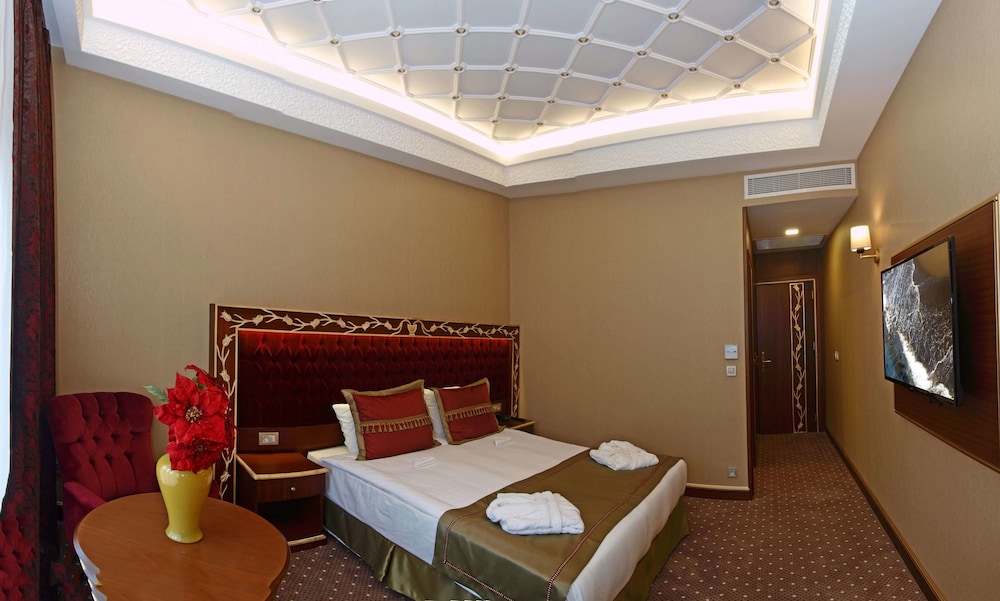 MB DELUXE HOTEL 50/59