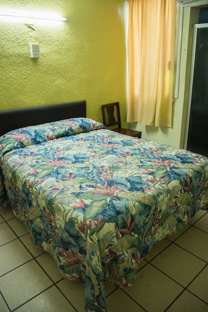 Hotel Esperanza 18/25