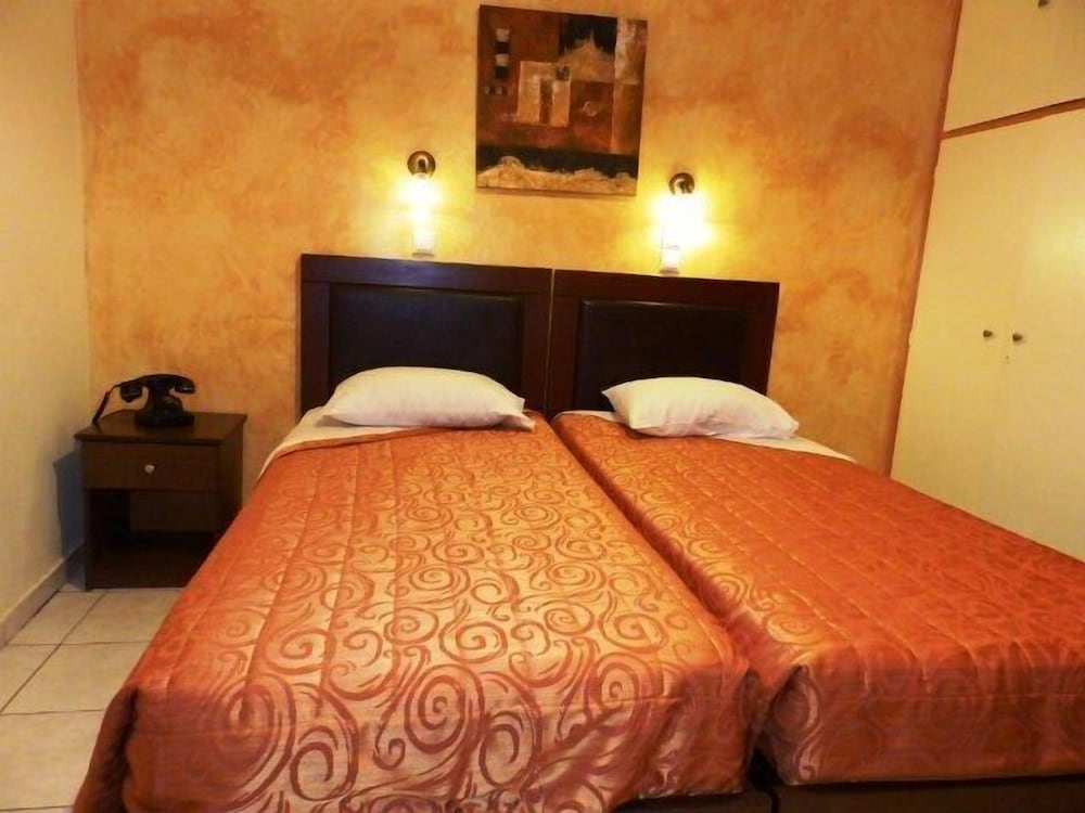 ROOM, TWIN BEDS
