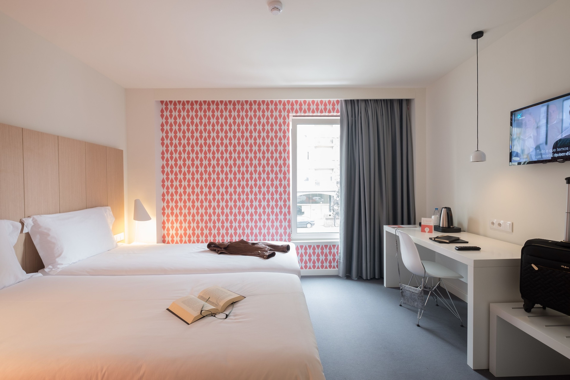 ROOM, TWIN BEDS
