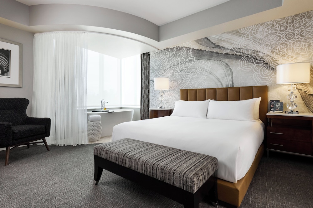 Grand, King Bed, Den