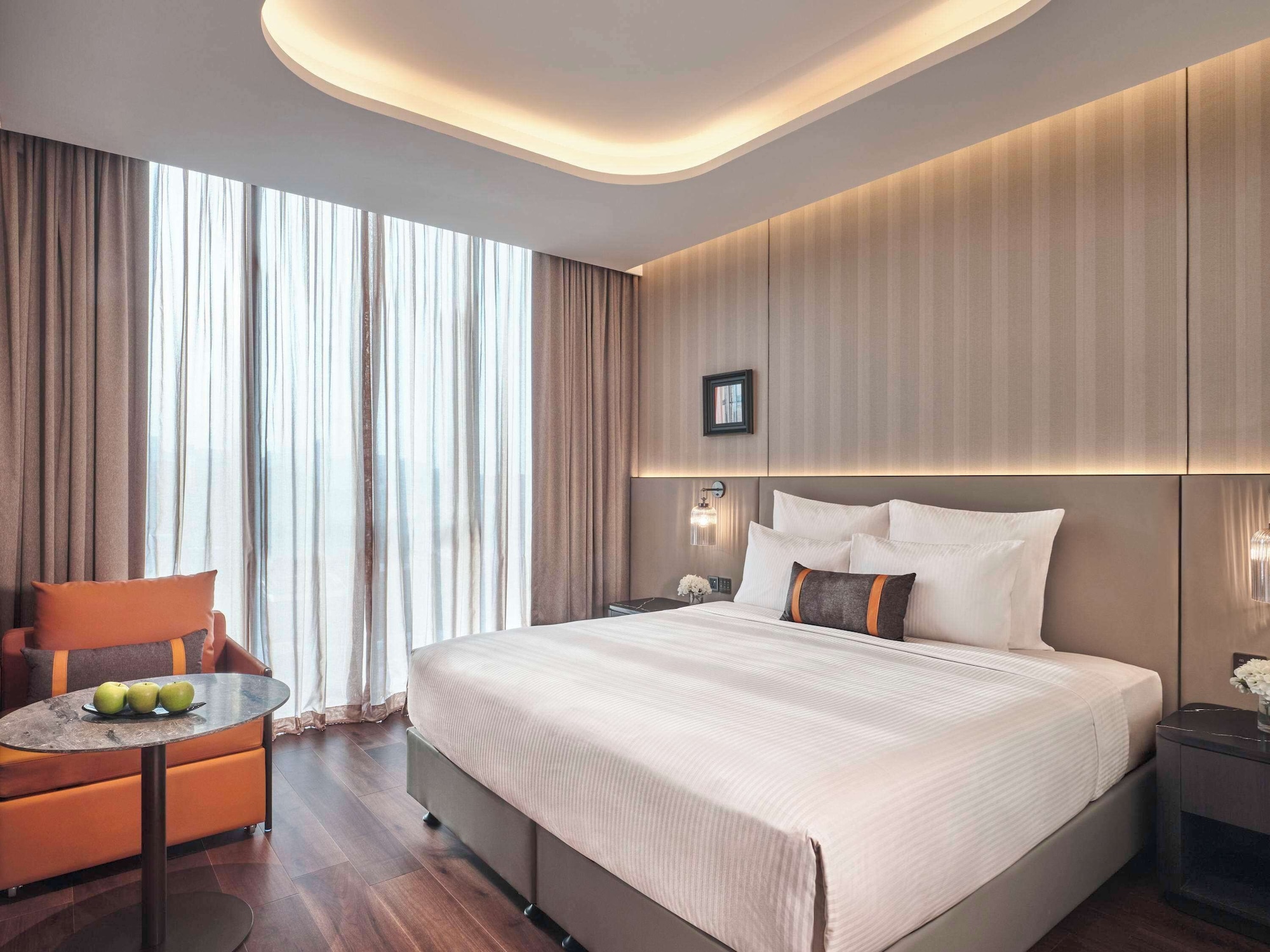 DELUXE, KING BED