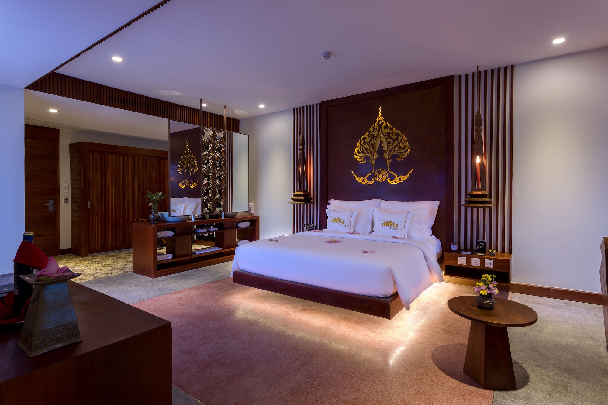 Courtyard, Suite, King Bed, Garden and Pool View, Living Area, Balcony, Bathtub 4/6