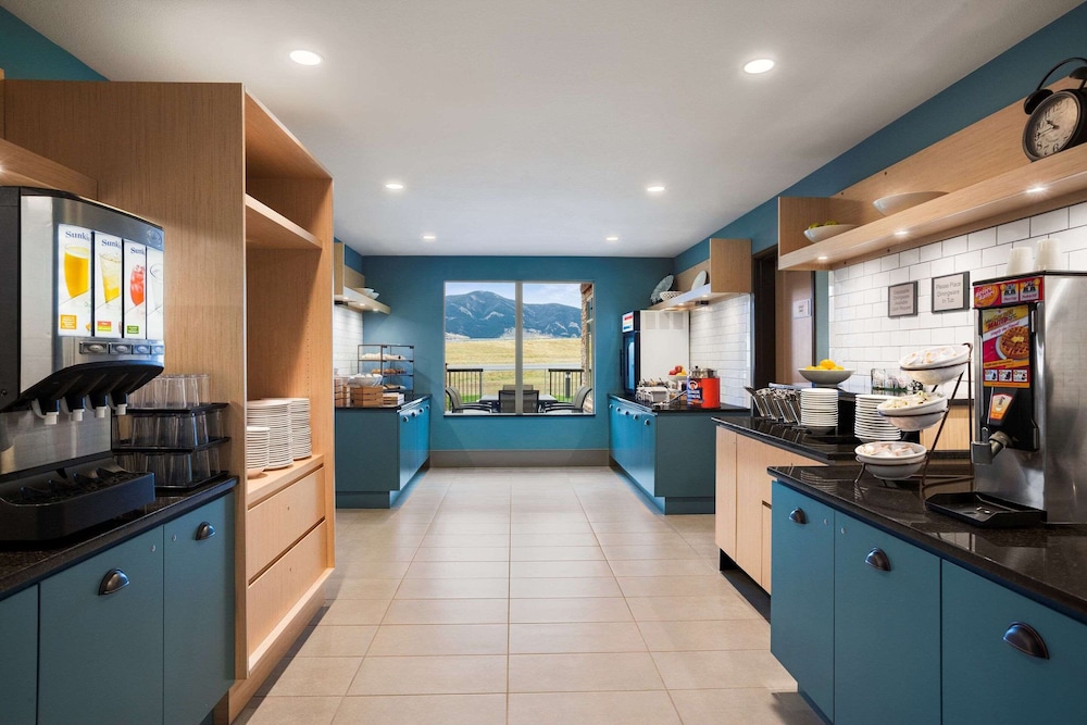 Country Inn & Suites by Radisson, Bozeman, MT 7/38