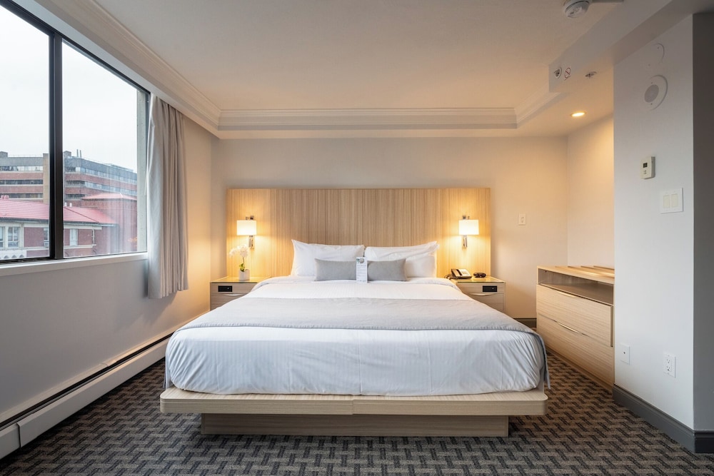 STUDIO, SUITE, KING BED