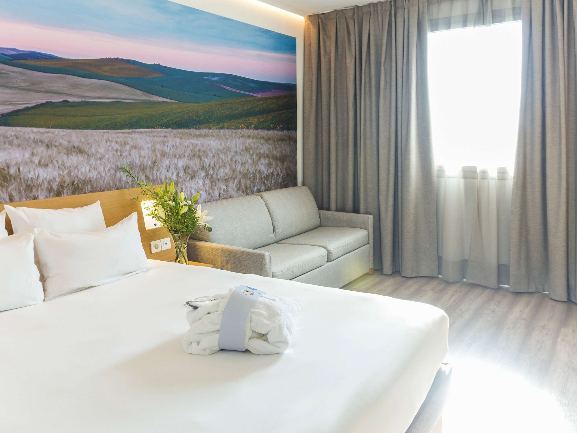 EXECUTIVE, QUEEN BED