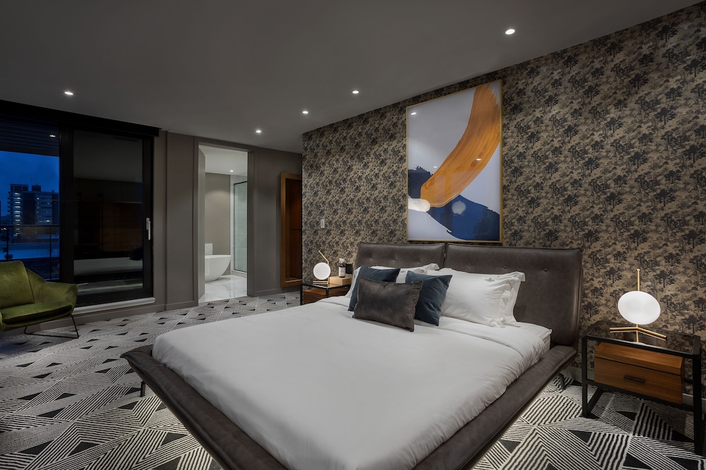 SUPERIOR, KING BED