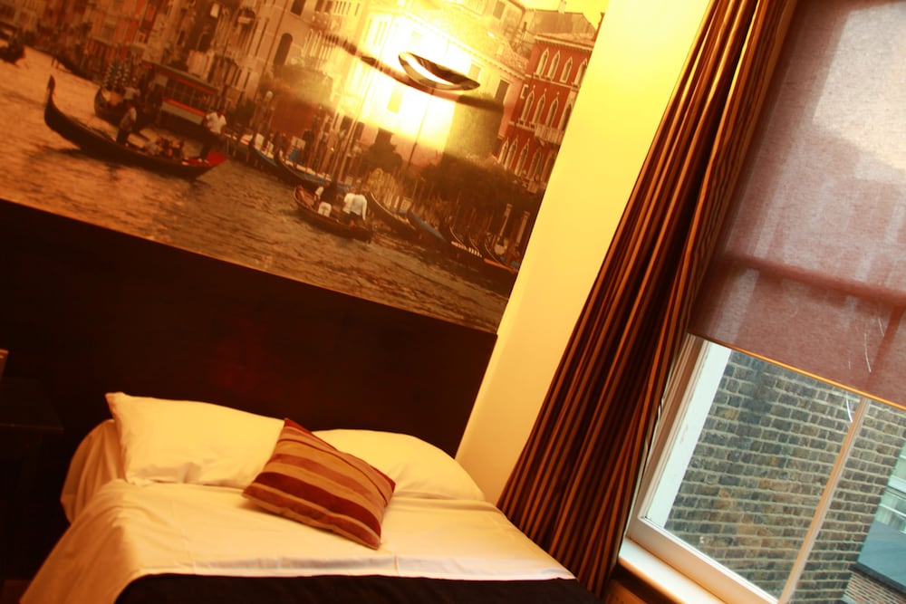 Exhibition Court Hotel 4 40/61