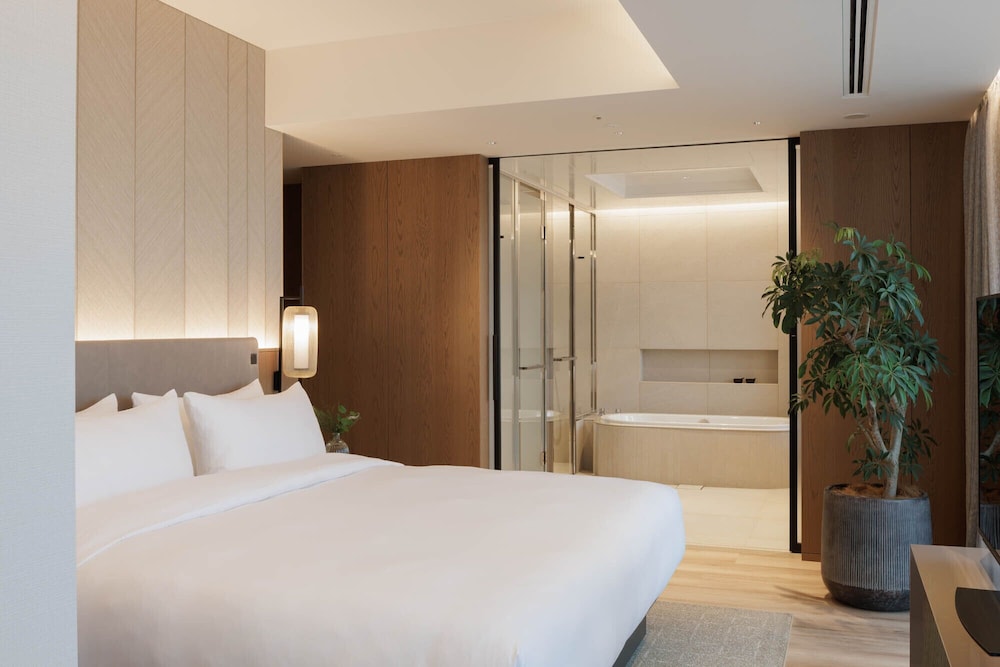 Deluxe, King Bed, City View