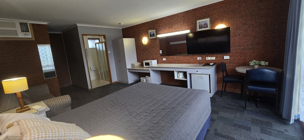 WHALERS REST MOTOR INN 18/56