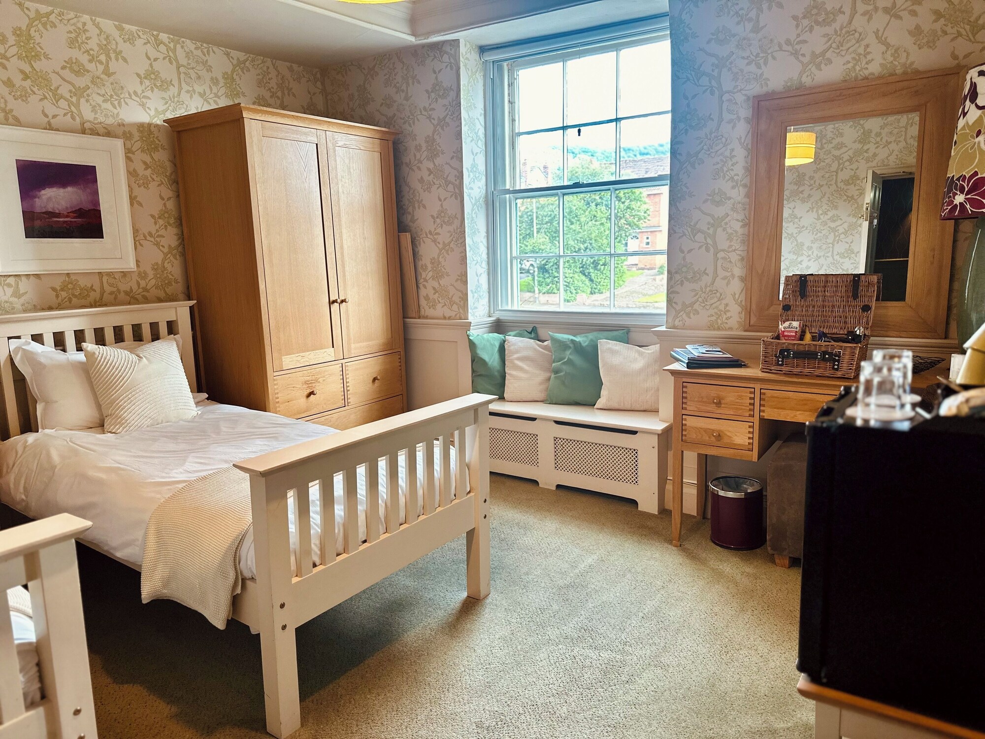 غرفة قياسية بسريرين منفصلين بحوض استحمام، The Old Orleton Inn 4/8