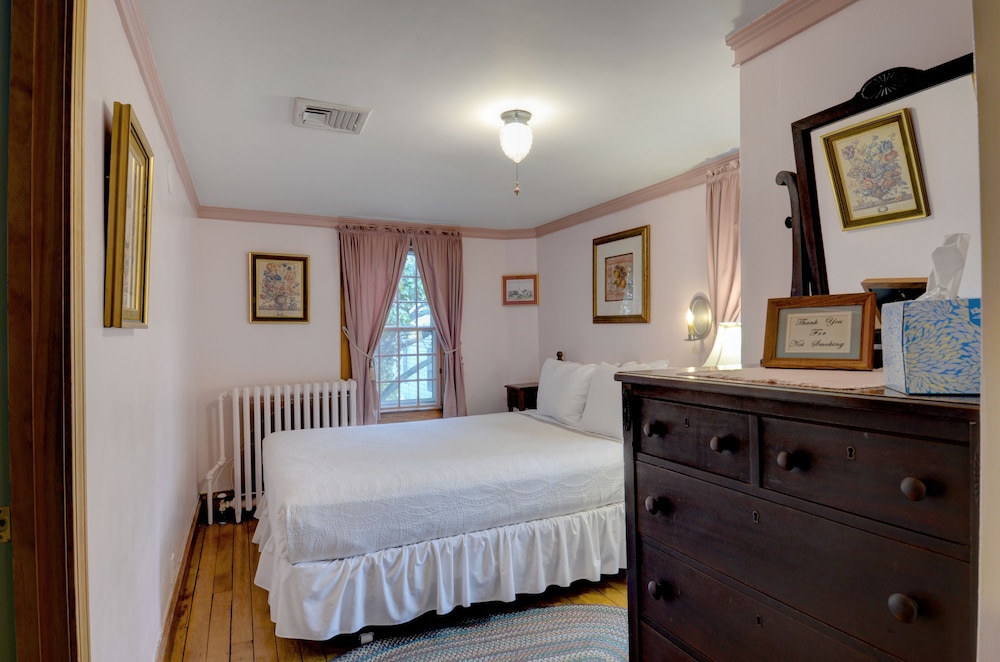 Melville House Newport 6/23