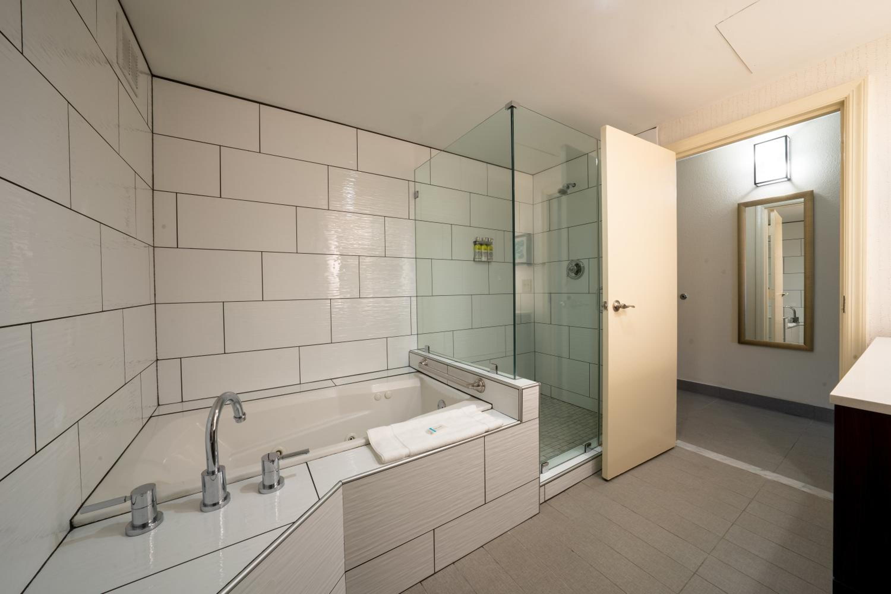 جناح، Holiday Inn Lansdale 4/4