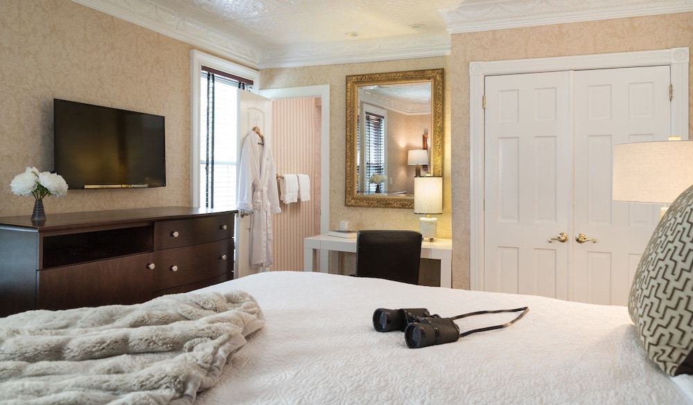 The Chateau Inn and Suites 33/57