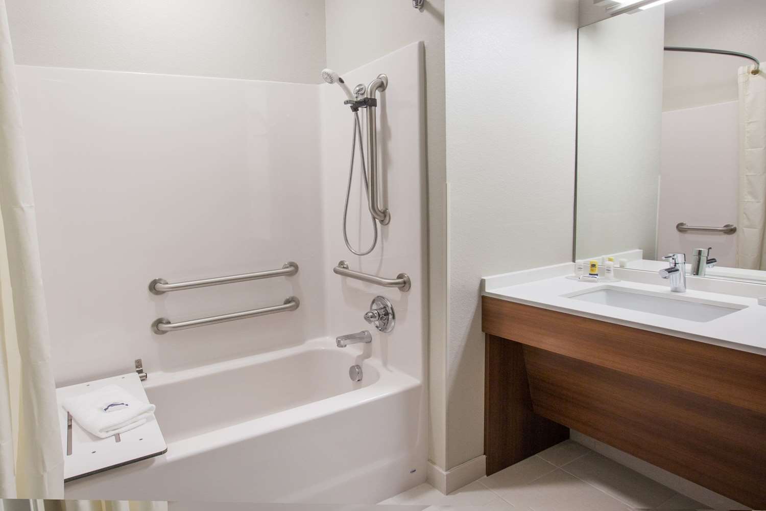 Microtel Inn And Suites By Wyndham Tioga 22/23