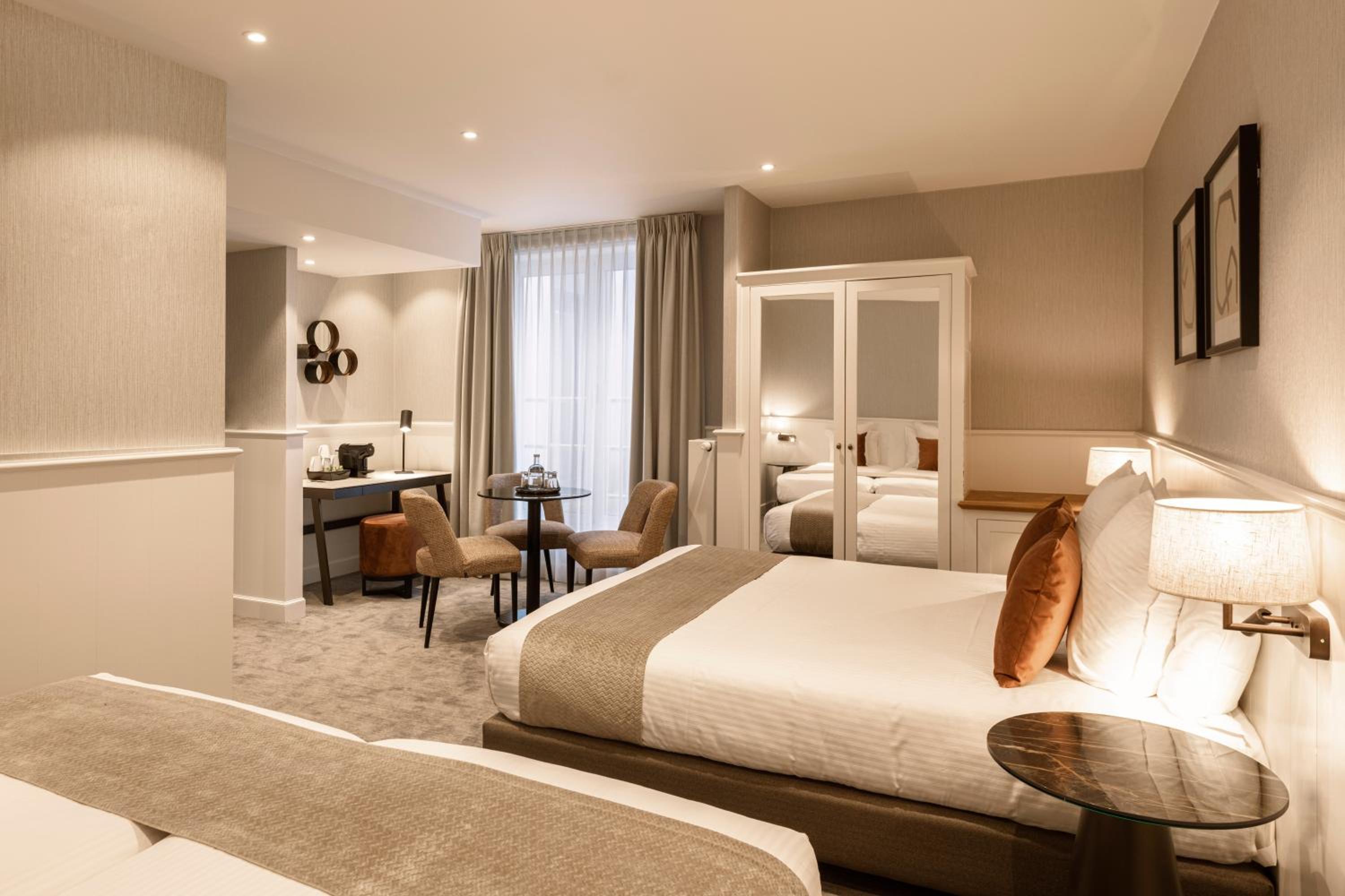 Room, Quadruple, 1 King and 1 Single Beds