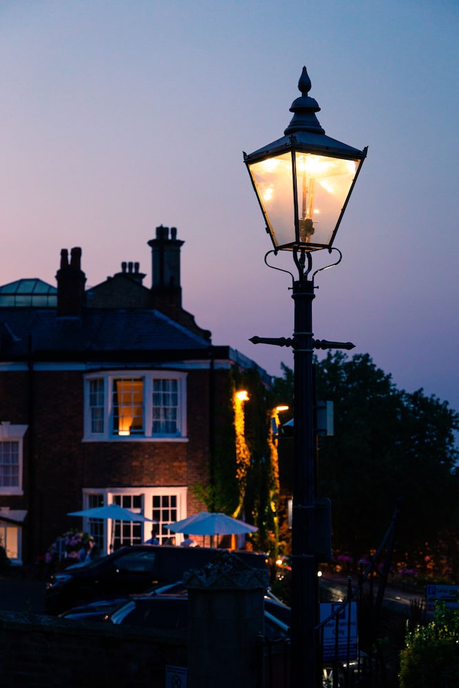 The Mount Pleasant Hotel 4/50