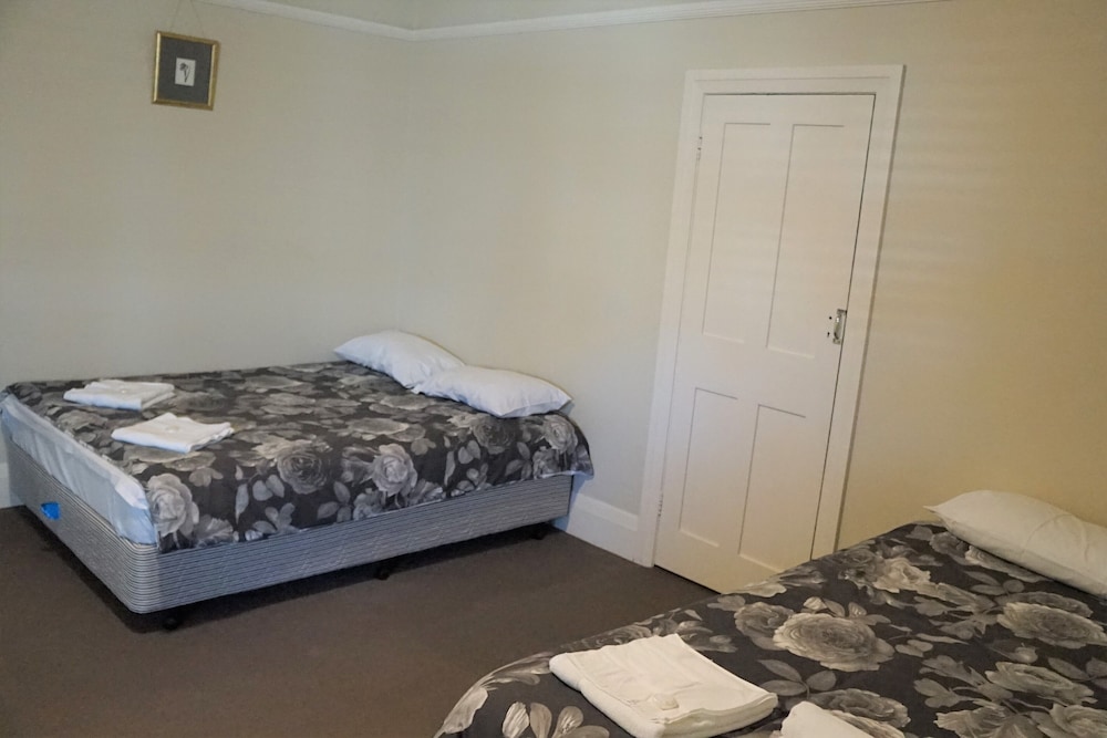 Palace Hotel Mortlake 7/25