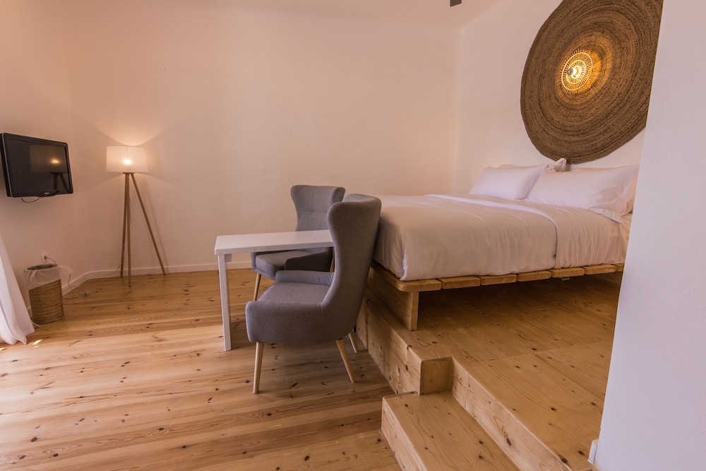 SALT SUITES & EXECUTIVE ROOMS 26/56