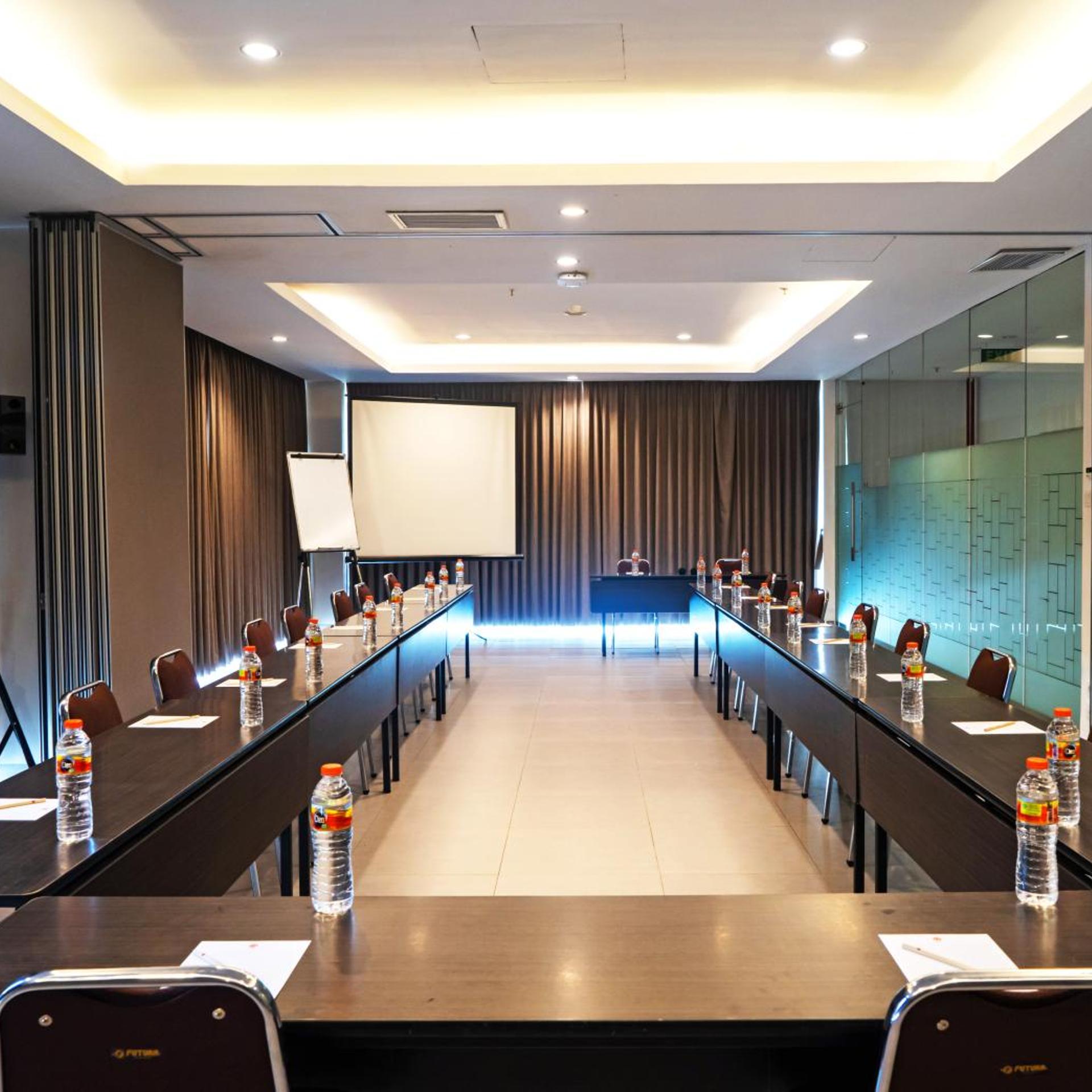 Lynn Hotel Serang 37/43