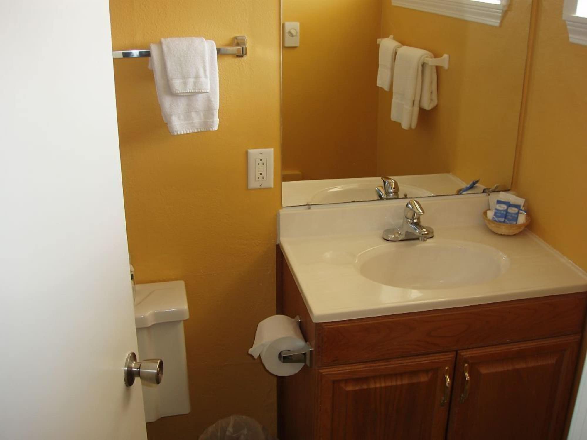 استوديو بسريرين كوين بمطبخ، Ocean Shores Inn Suites 5/5