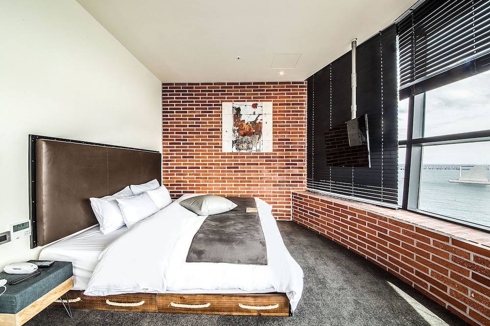 Diamond Bridge, Futon Bed, King Bed