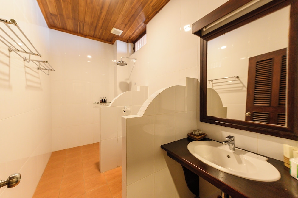 Treasure Hotel Laos 47/49
