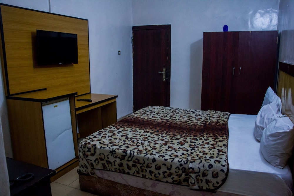 Emglo Suites 7/36