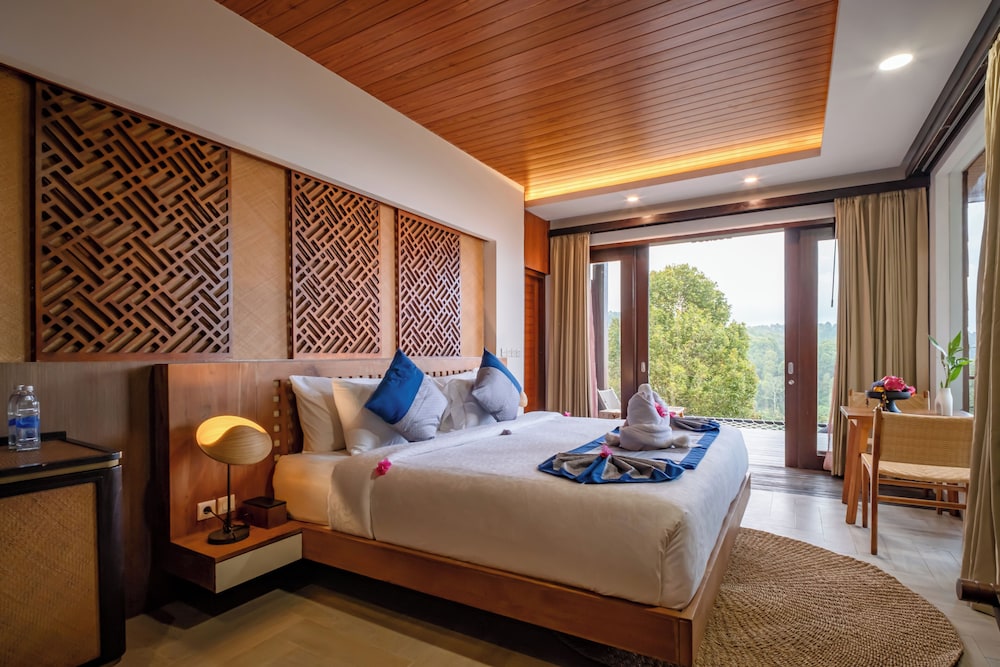 Deluxe, King Bed, Mountain View