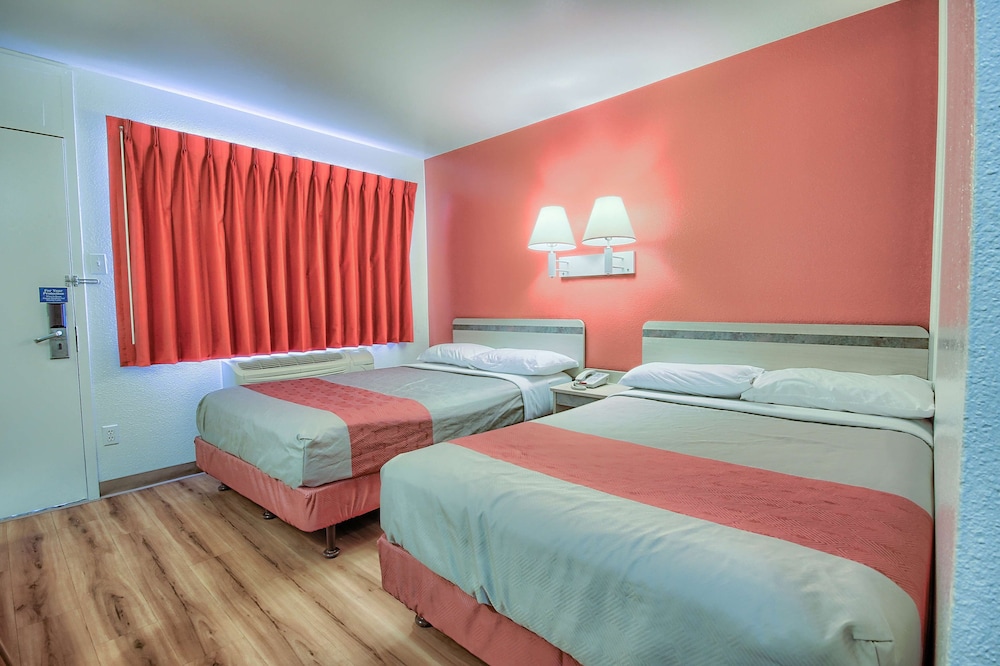 Motel6 Tulare, CA 25/60