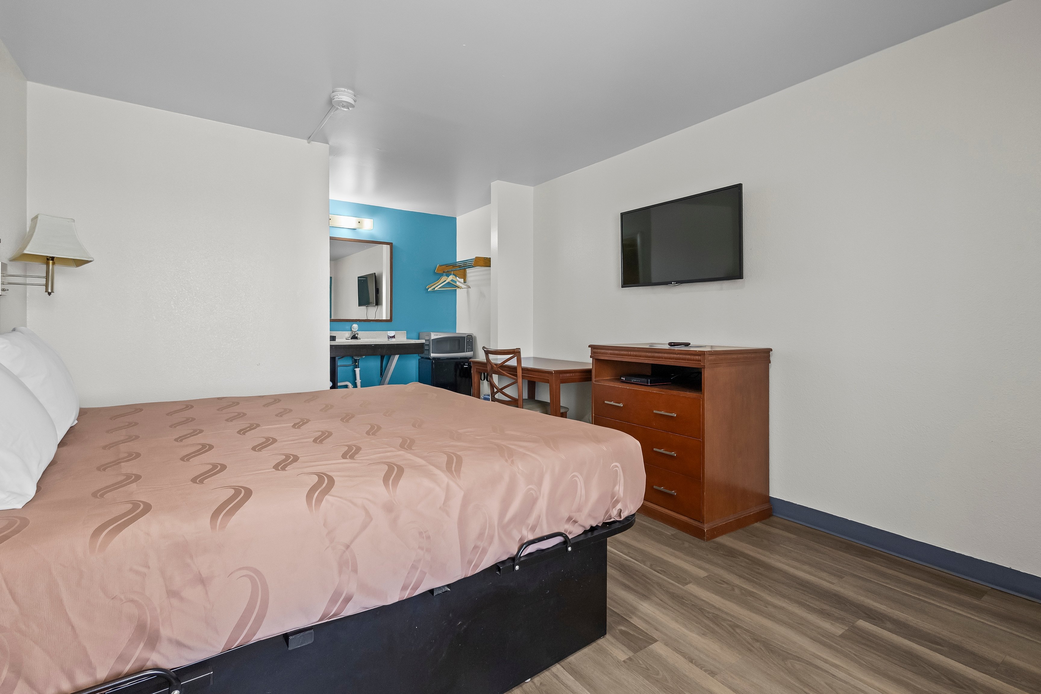 Economy Inn and Suites 15/68
