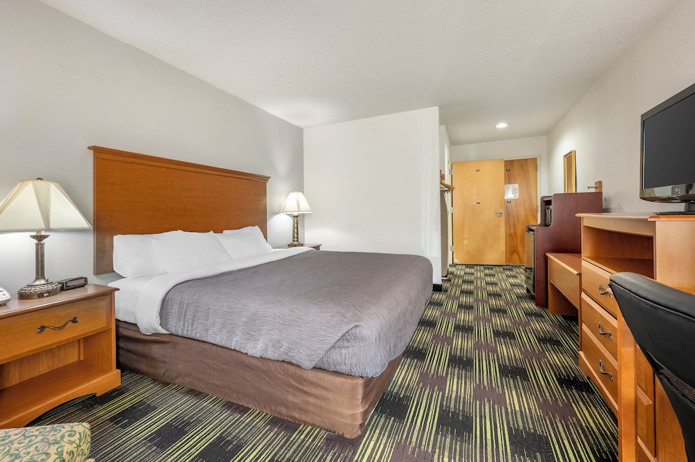 Quality Inn & Suites Near Amish Country 24/53