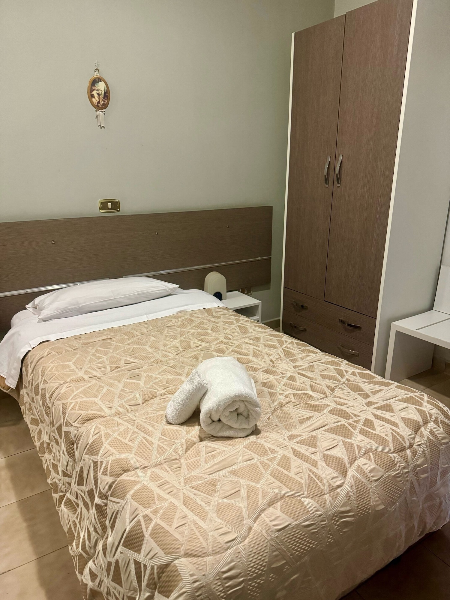 ROOM, SINGLE