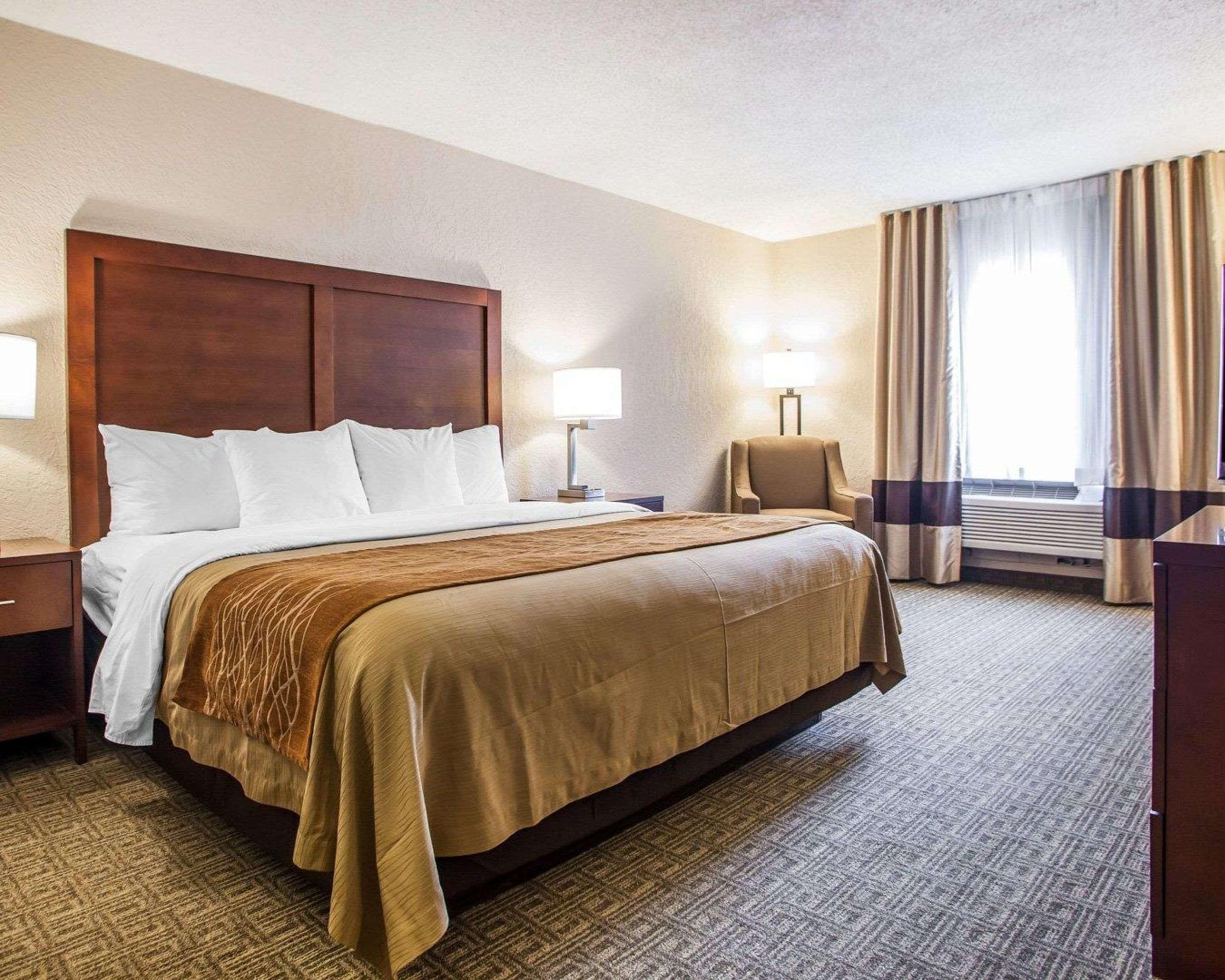 غرفة بسرير كينج، Comfort Inn St. Louis - Westport Event Center 8/10