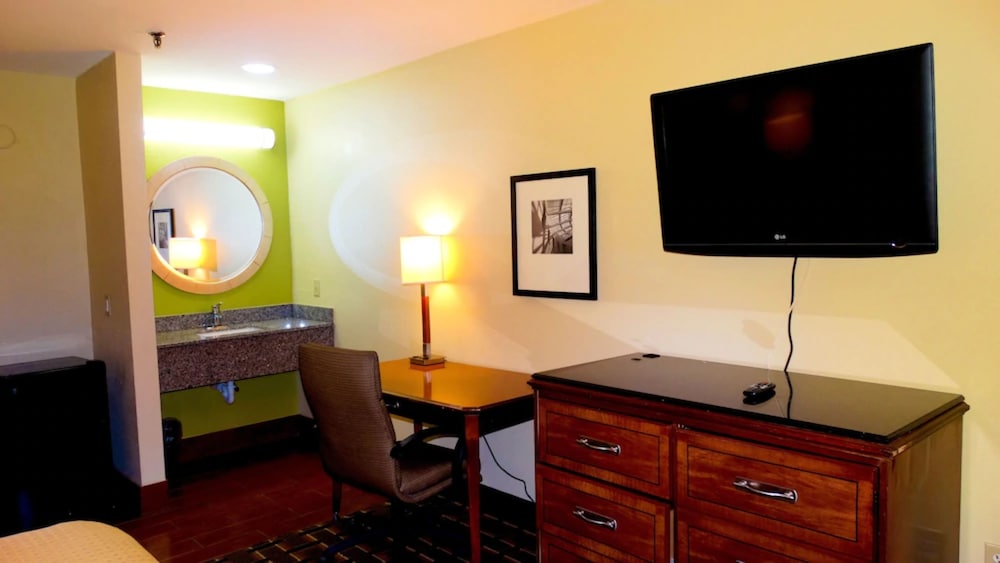 Savannah Garden Hotel 35/41
